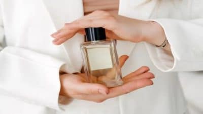 5 astuces magiques pour que l’odeur de votre parfum dure plus longtemps sur vous